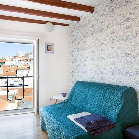 Mouraria I, Eco-duplex, French Balcony & Smart Check-in Apartment